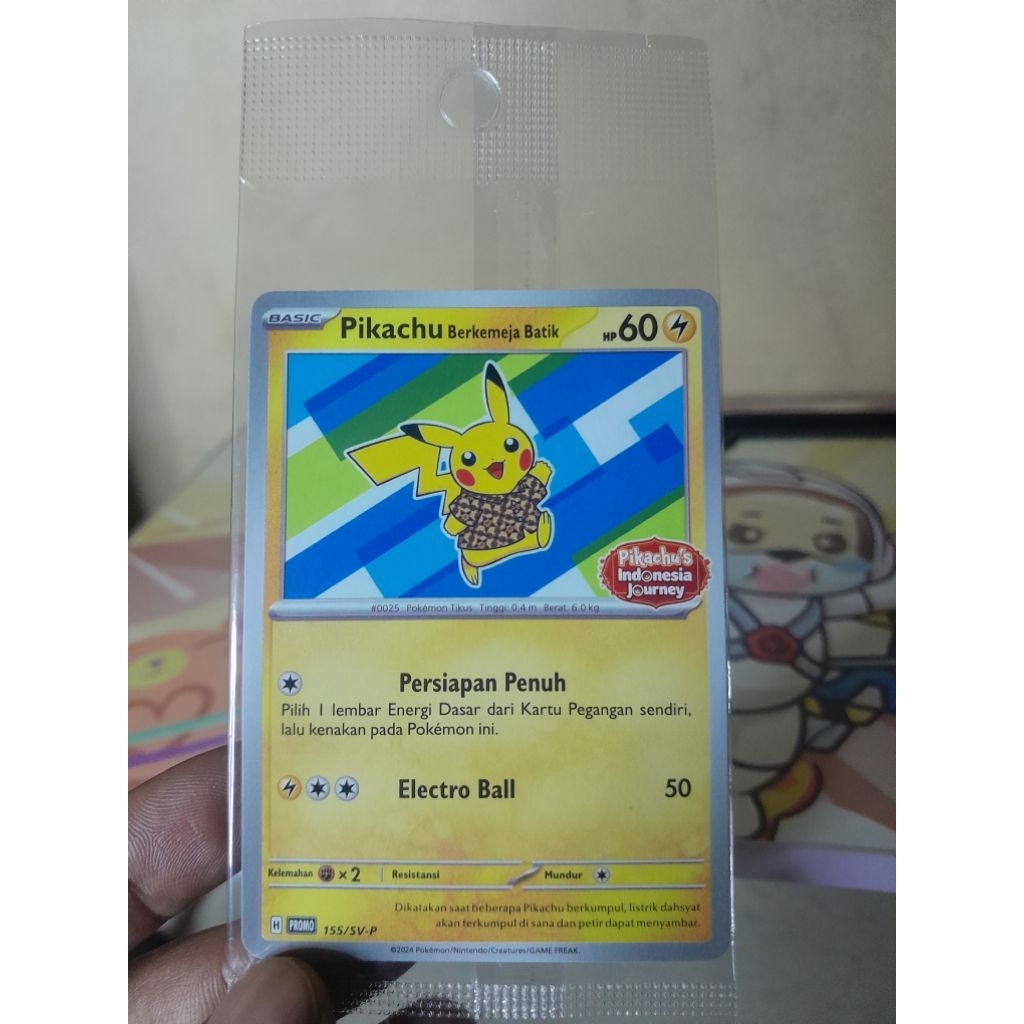 kartu pokemon Pikachu berkemeja batik biru