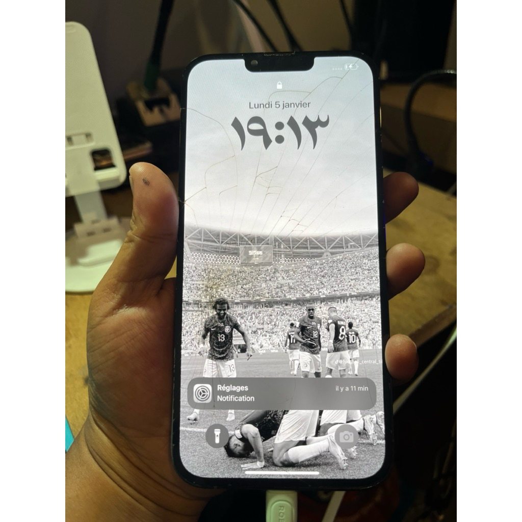 LCD iPhone 13 Pro Max copotan Apple. minus retak