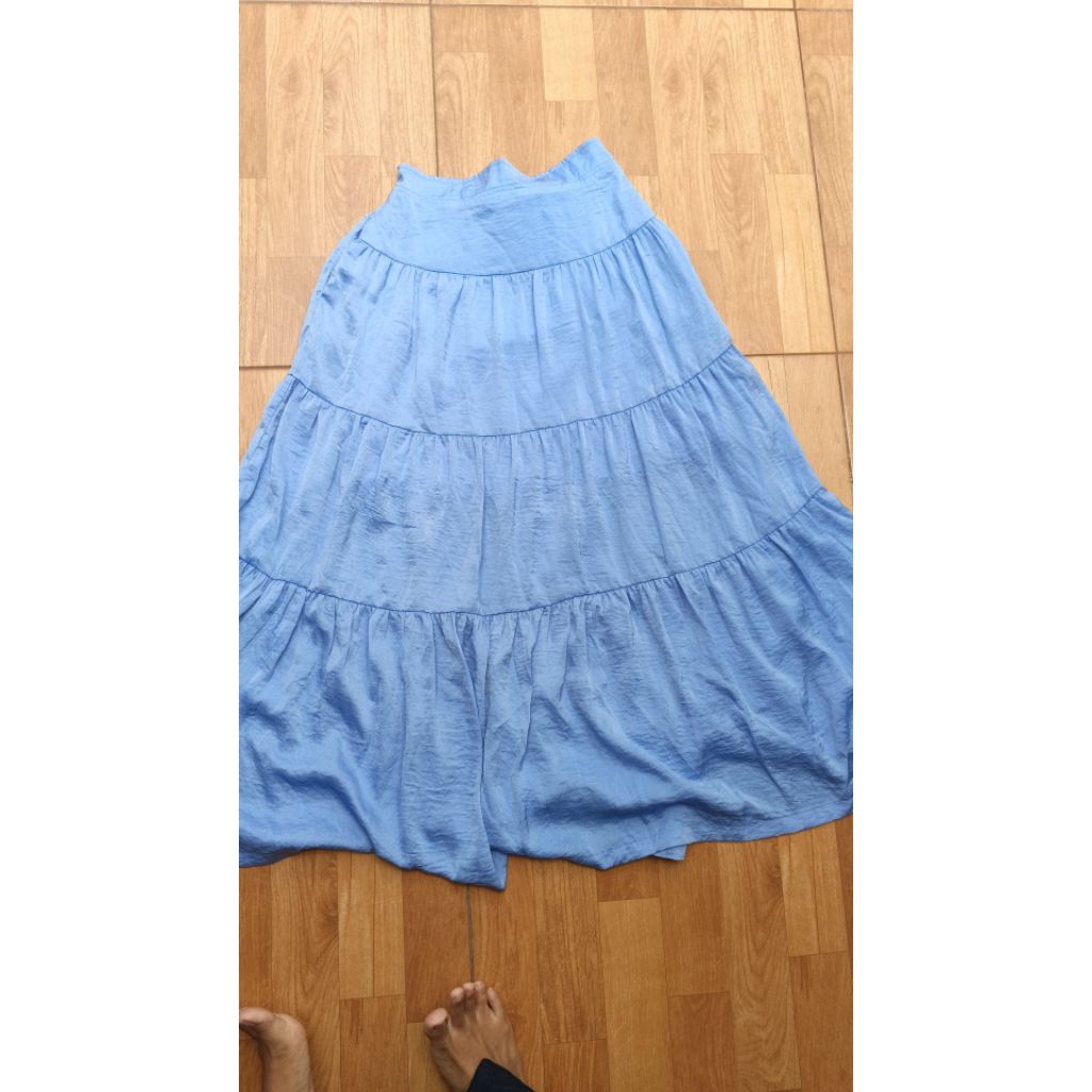 Preloved rok midi Biru size L bahan licin flowy cantik