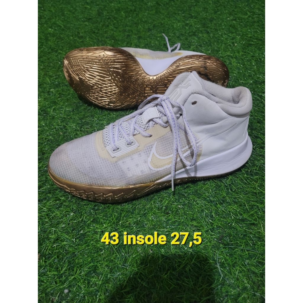 sepatu sneakers s43 kyrie flytrap