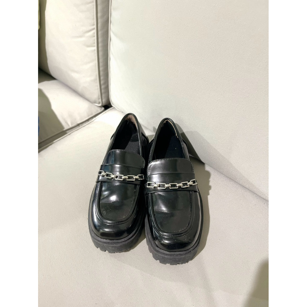 Preloved - sepatu dockmart/ Loafers merk RUBI/COTTON ON size 37
