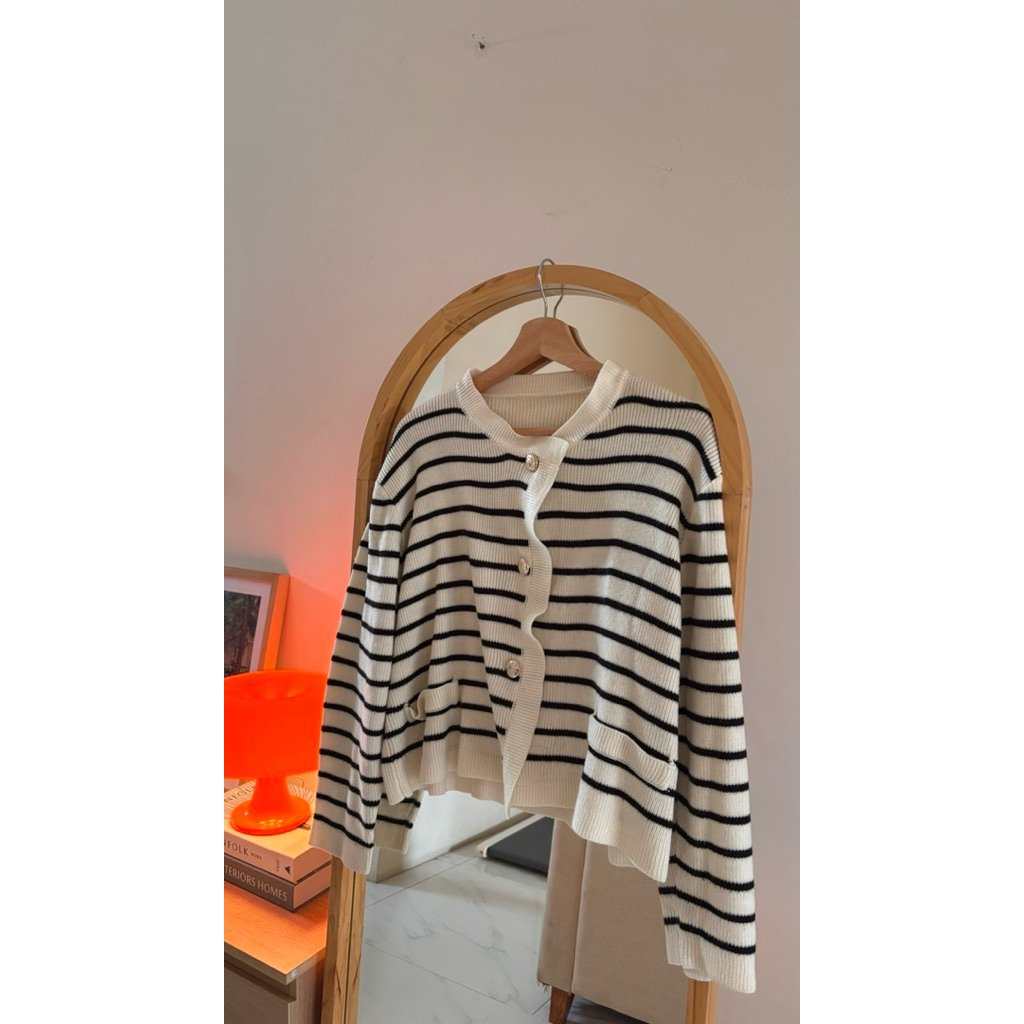 Knit/Sweater Garis Hitam Putih