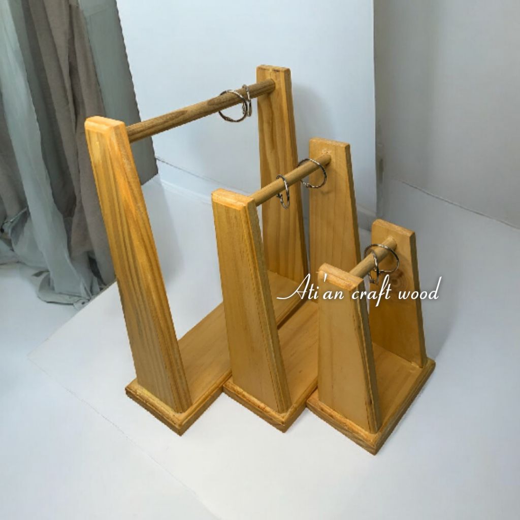 stand daftar menu gantungan nomor meja kalender kode qris