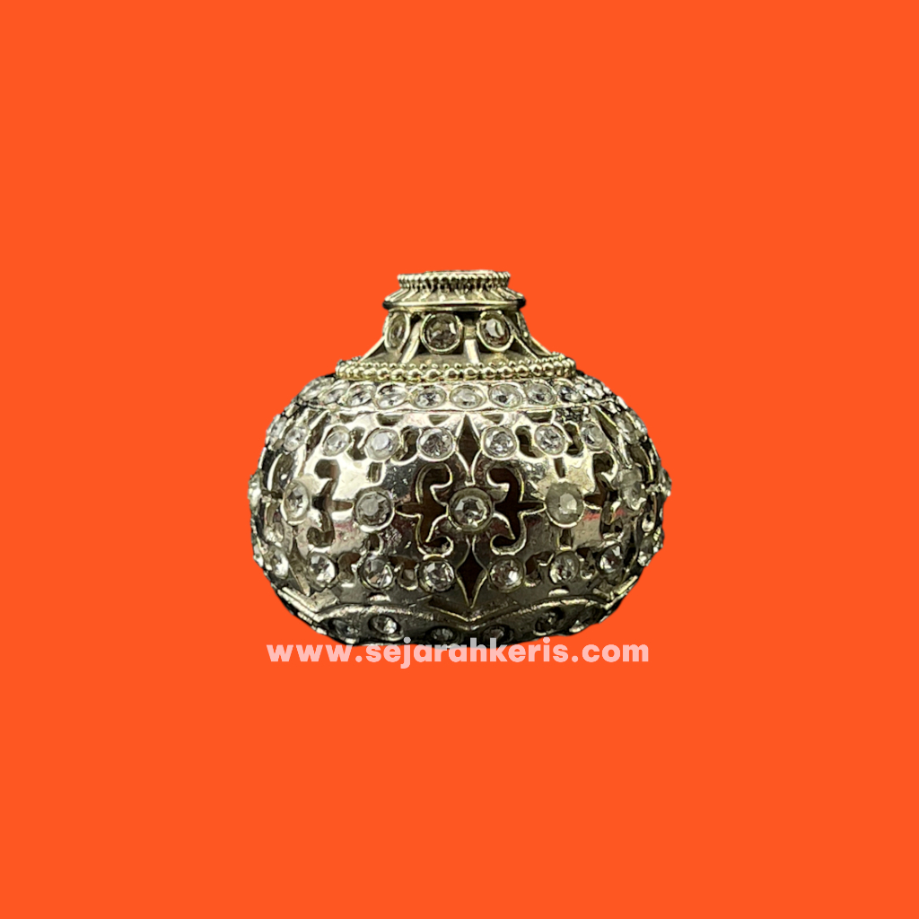 Selut Mendak Keris Model Kendhit Warna Perak Hias Batu Permata