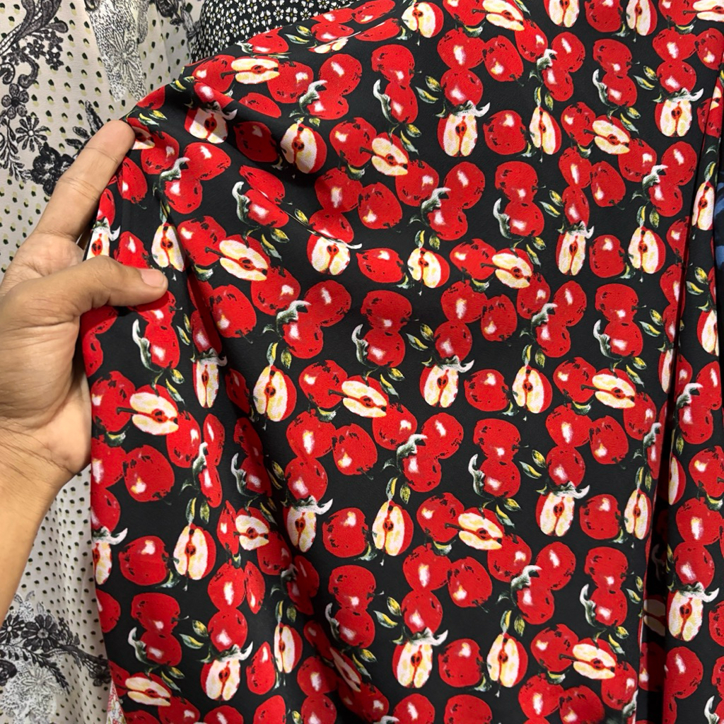 Kain Satin Silk Motif Apple - Tekstur Glossy Jatuh Adem - Kain Bahan Gamis Kondangan Luxury frds