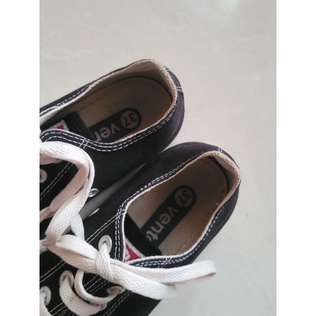 Preloved Sepatu Ventela ukuran 37 - menguning sedikit jamuran