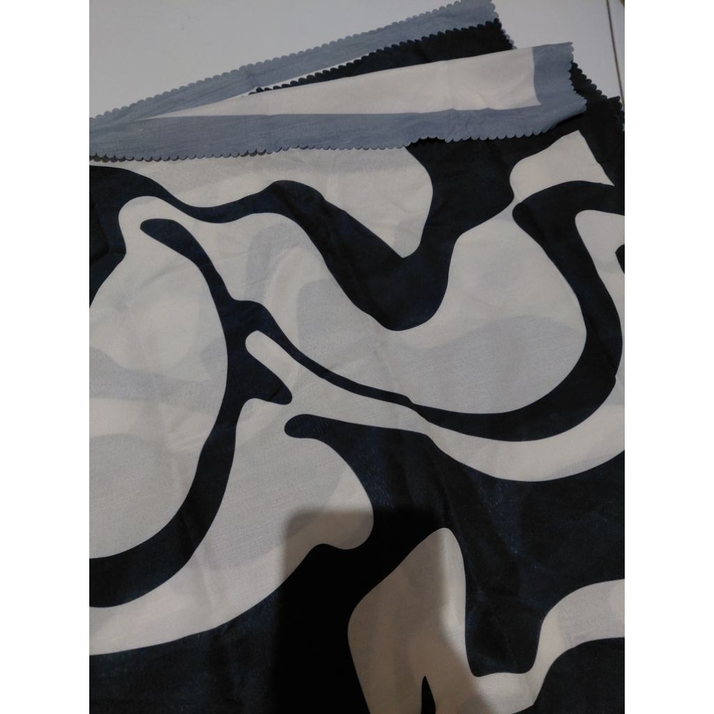 new like hijab segiempat motif abstrak hitam putih tulang