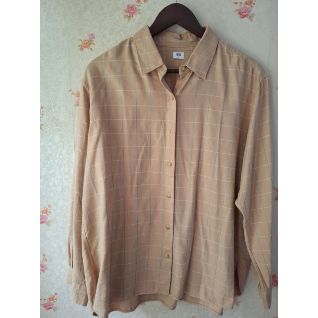 preloved kemeja flanel kotak" cream uniqlo