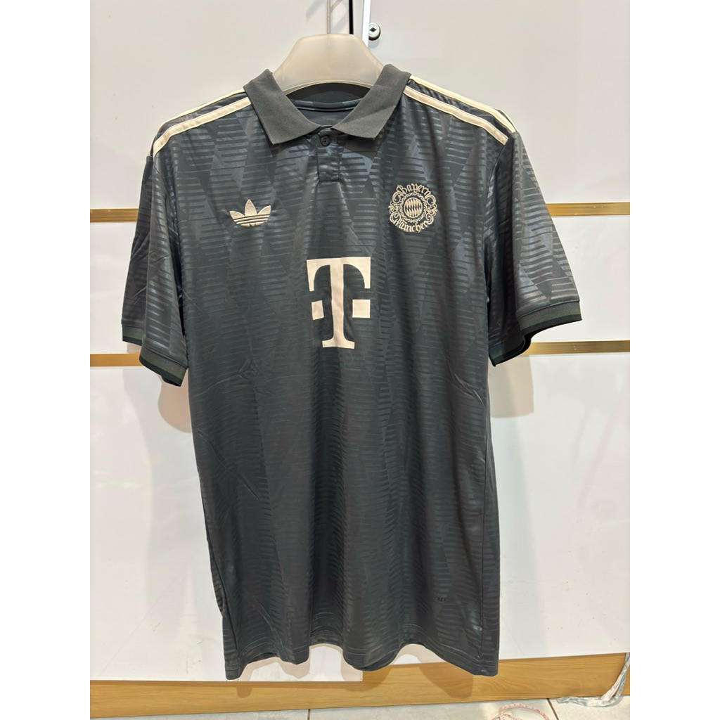 Jersey baju bola Bayern Munchen 2024/2025 Special Edition Oktoberfest