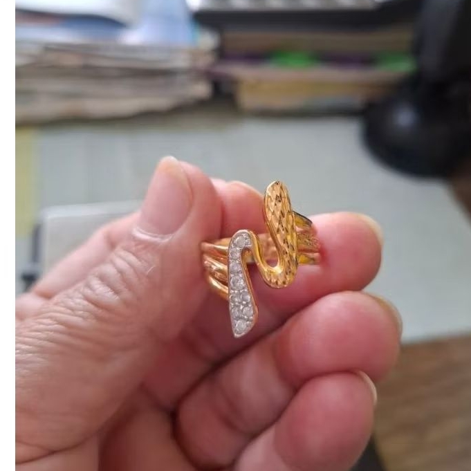 cincin wanita - kadar 700 - emas 22k - desain elegant.