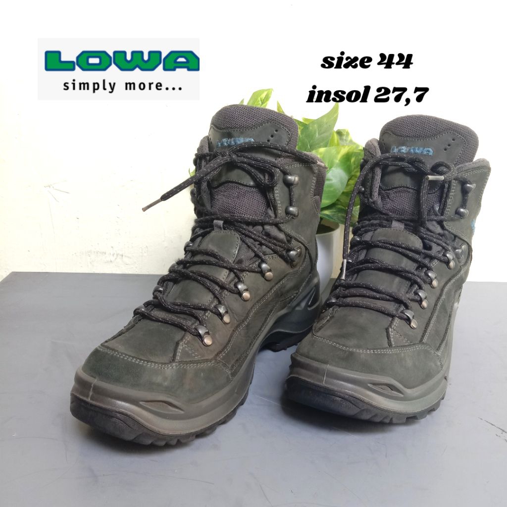 sepatu hiking LOWA