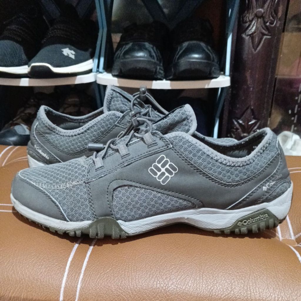 Sepatu slip on Columbia 42