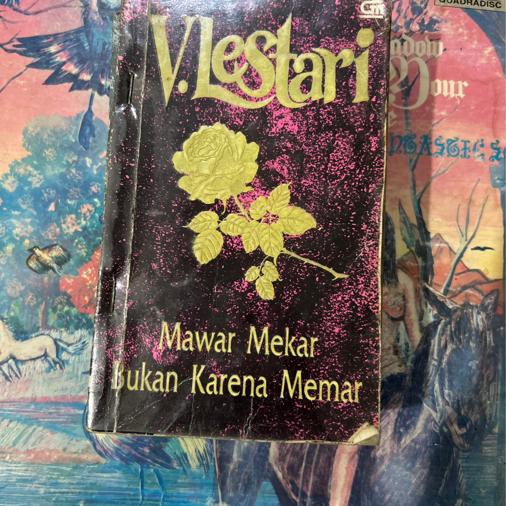 Buku v lestari - mawar mekar bukan karena memar