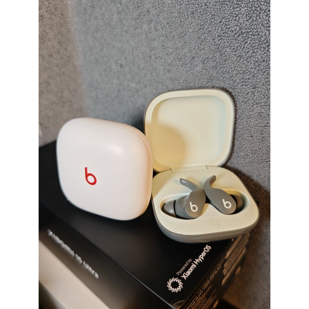 beats fit pro white & grey