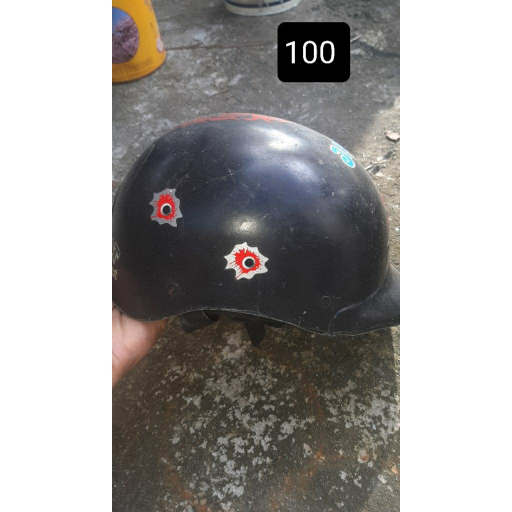 helm cetok suzuki jadul minus kotor ama banyak stikernya
