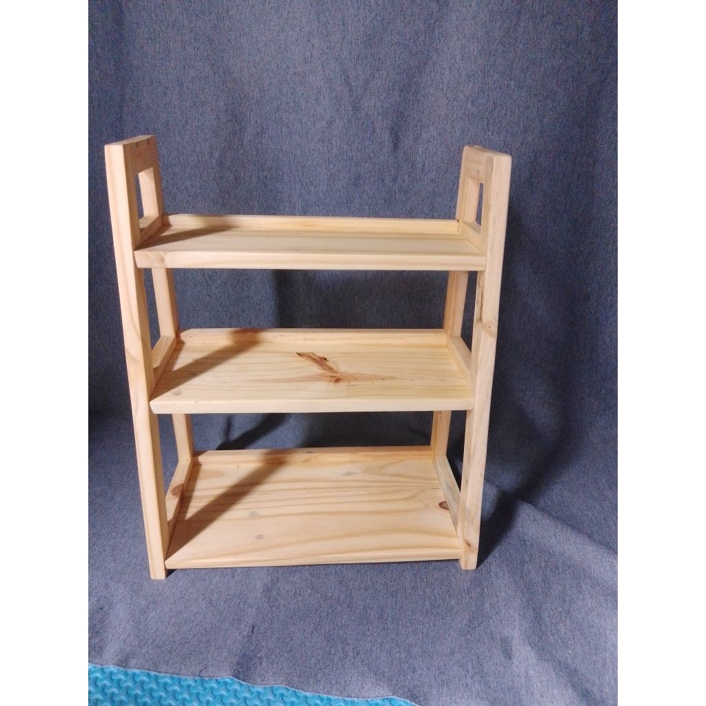 Rak bumbu 3 tingkat terbuat dari kayu jati Belanda, dengan desain minimalis