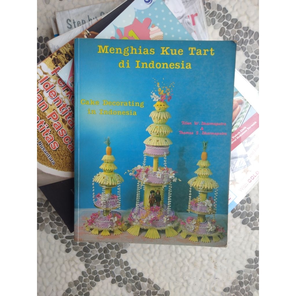 Buku Keterampilan, MENGHIAS KUE TART di INDONESIA - Titien Dharmaputra
