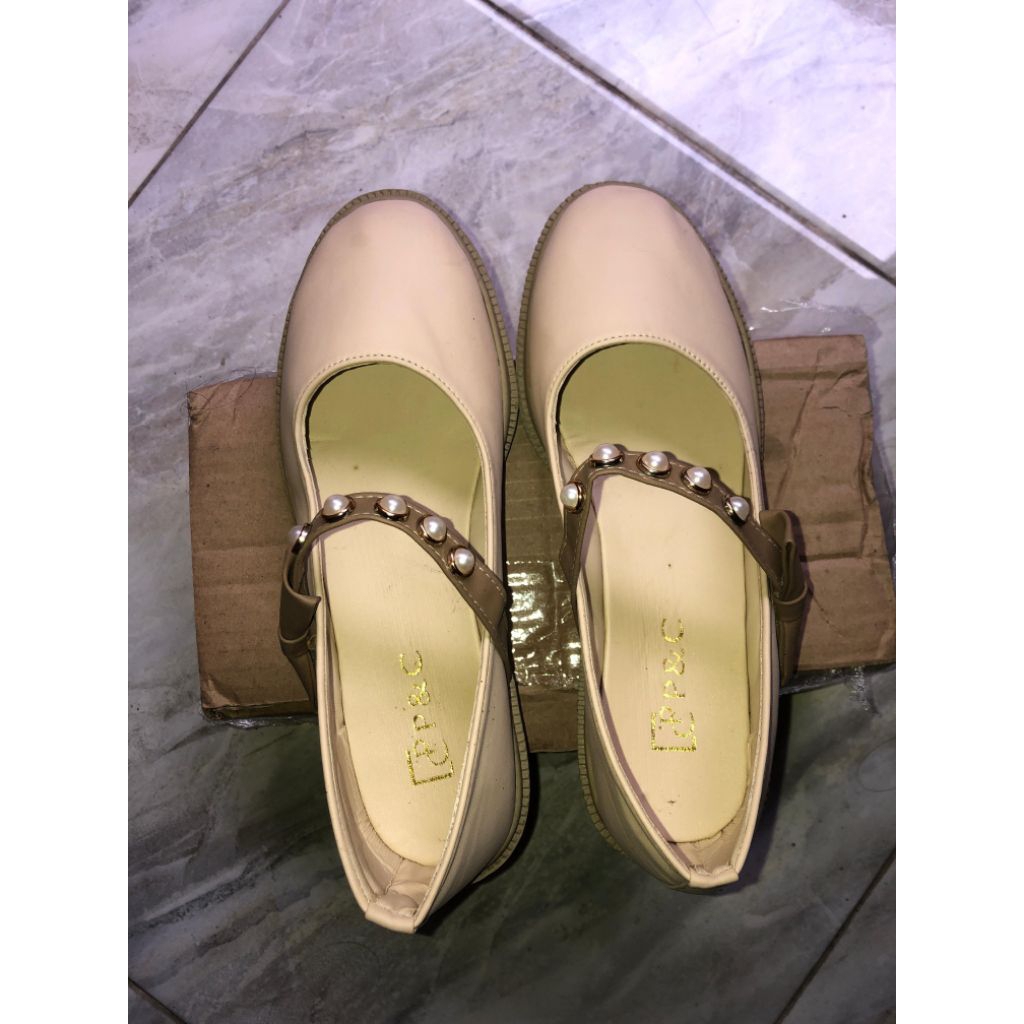 PRELOVED Sepatu Docmart Wanita Gesper Mutiara