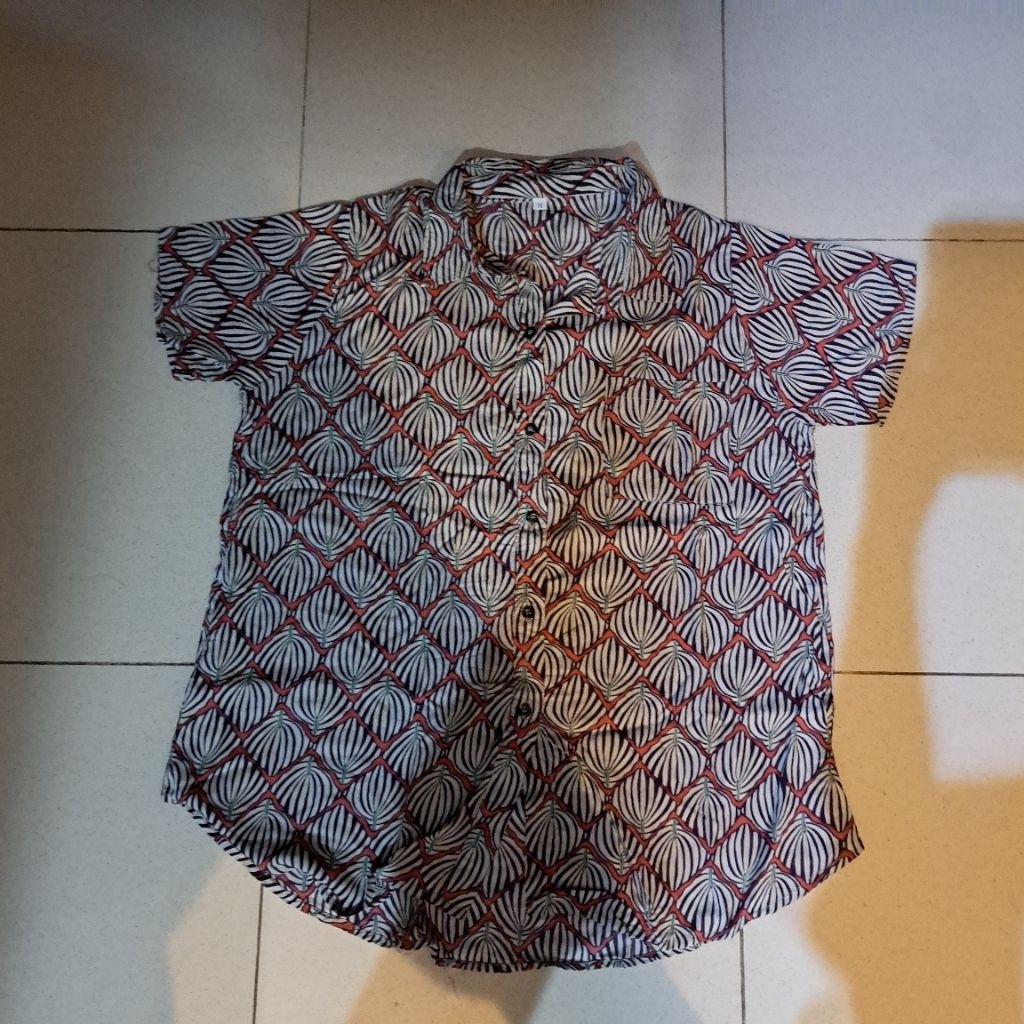 Short-Sleeved Button-Up Shirt with a Distinctive Red, Black, and White Pattern-Kemeja Santai Kemeja 