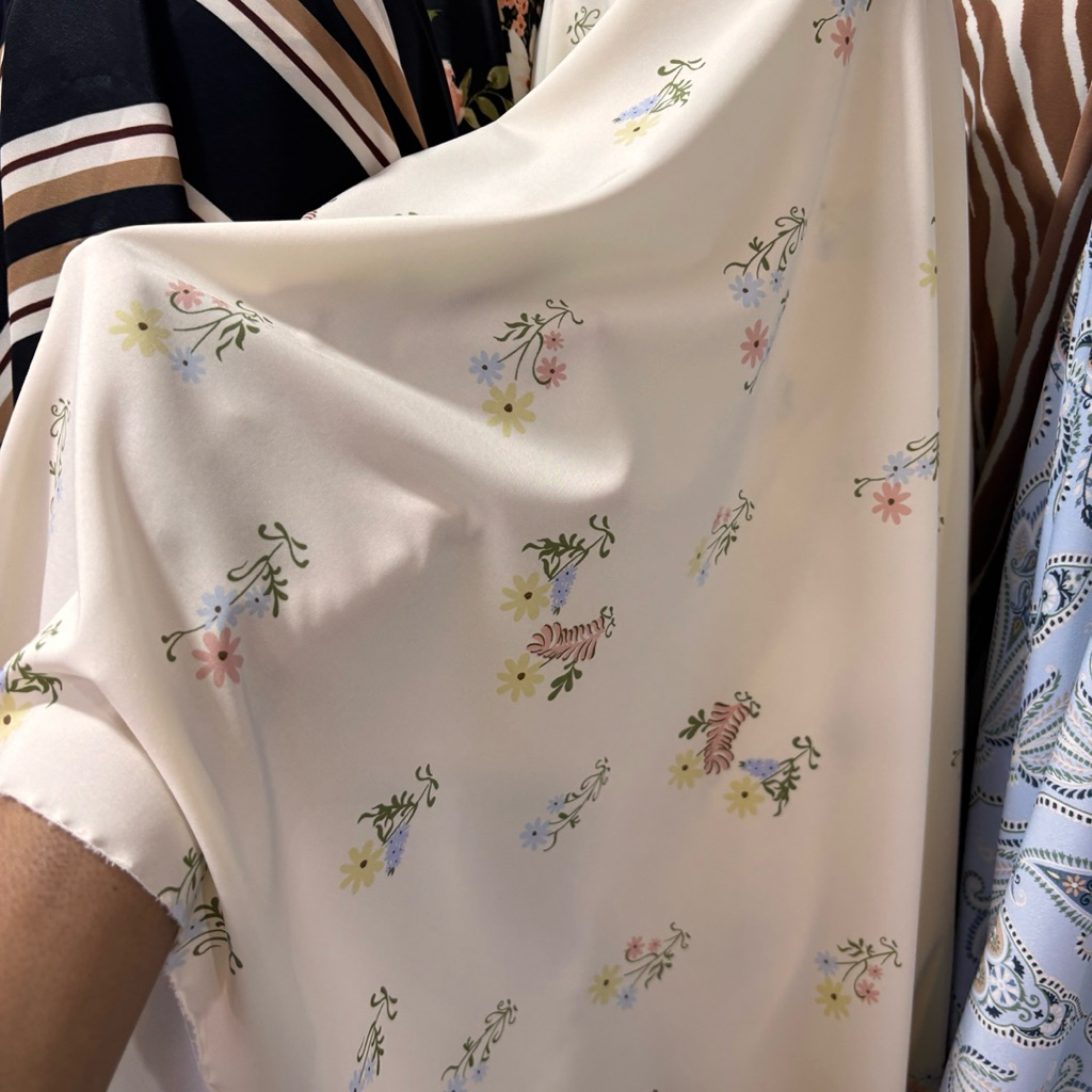 Satin Silk Premium Motif Bunga Kecil – Tekstur Halus & Elegan, Cocok untuk Tunik dan Gamis tr