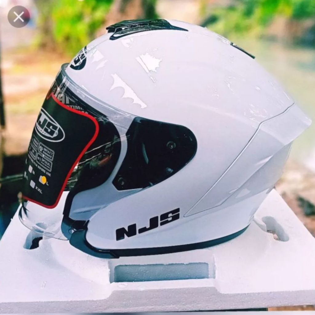 NJS Kairoz Helm Full Face Putih dengan Visor Kaca dan Desain Stylish untuk Keamanan Berkendara