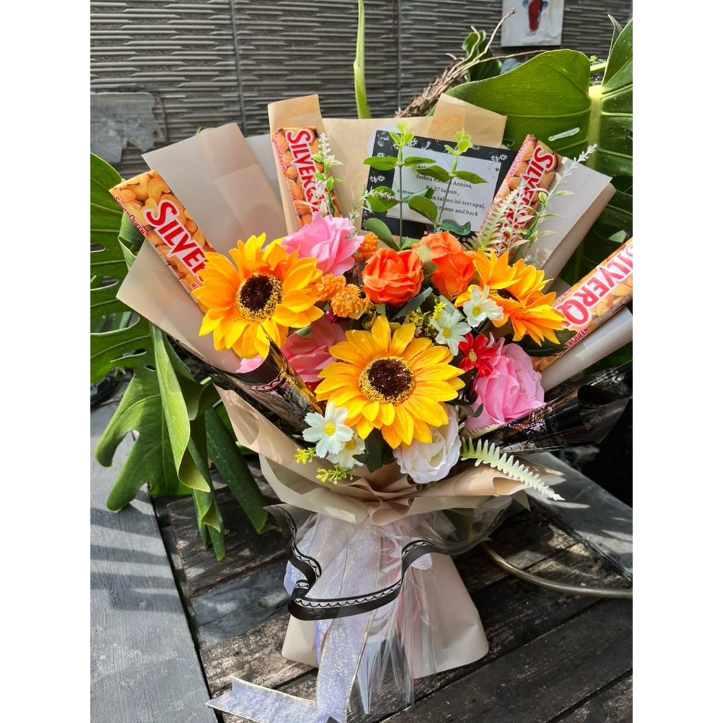 Buket besar bunga artificial + coklat silverqueen BISA REQUEST
