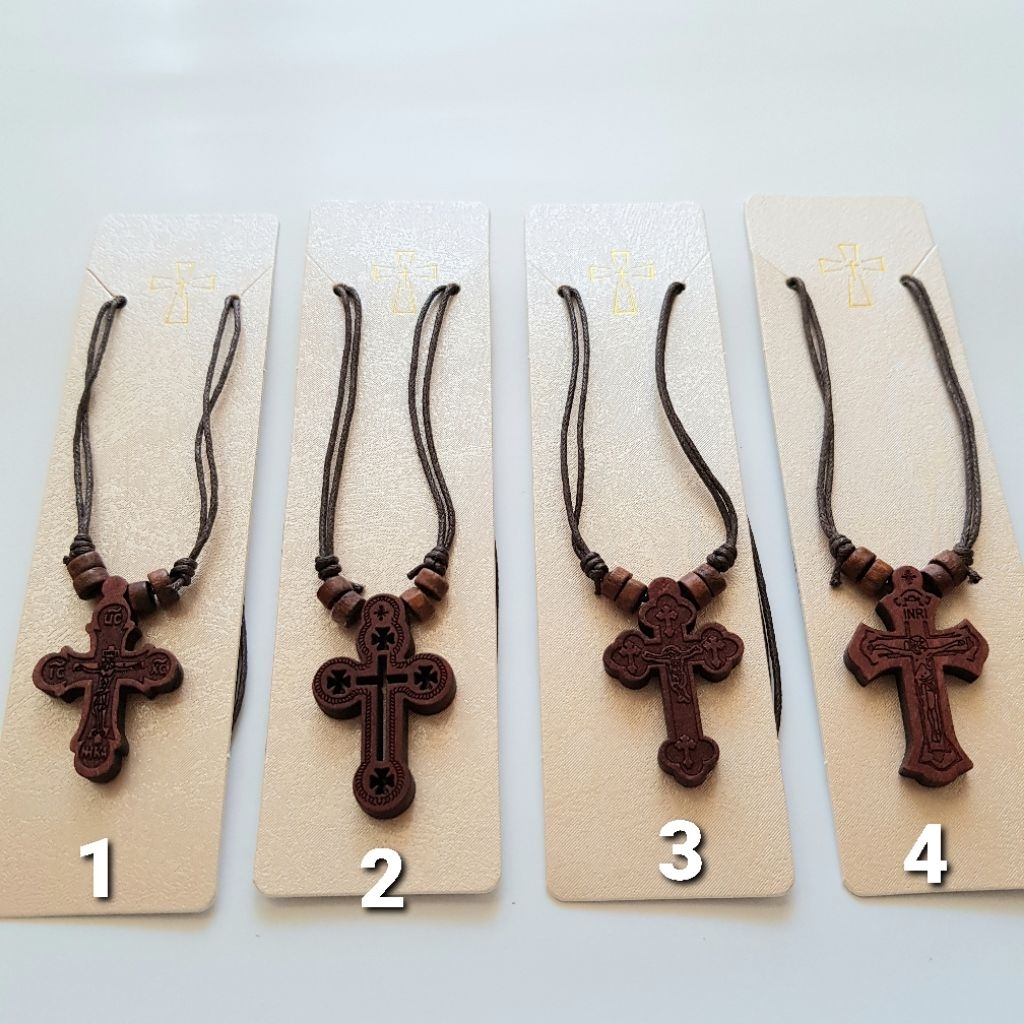 Kalung salib kayu ukir