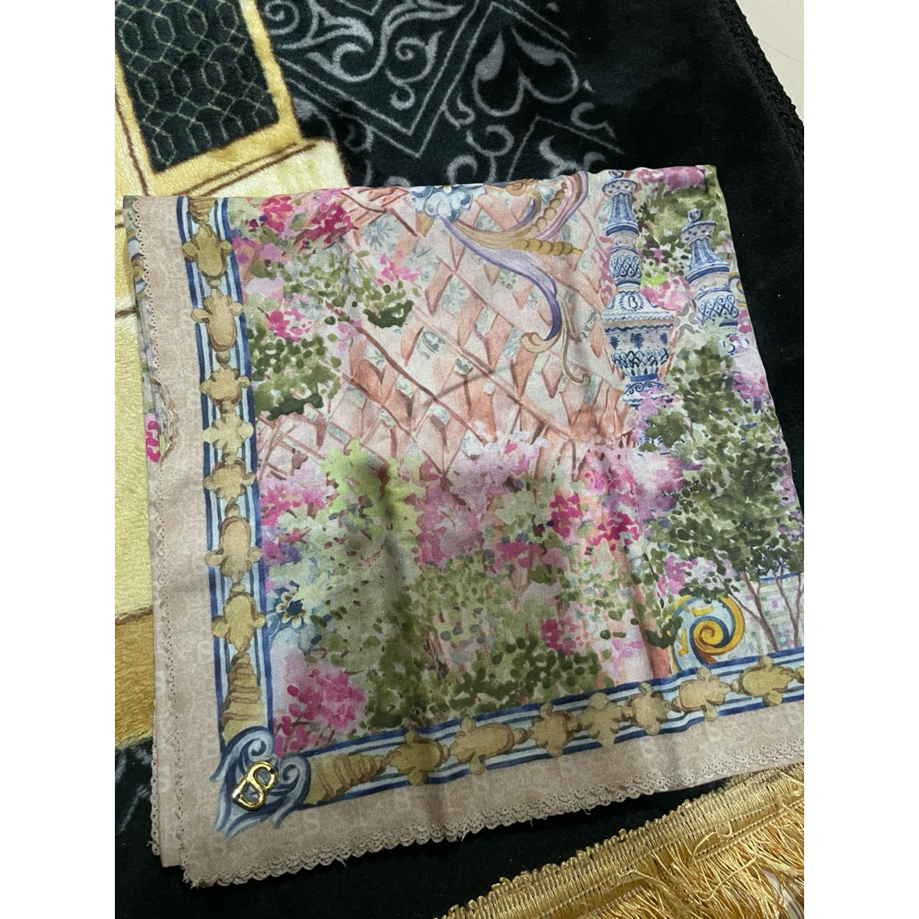 Preloved scarf Buttonscarves