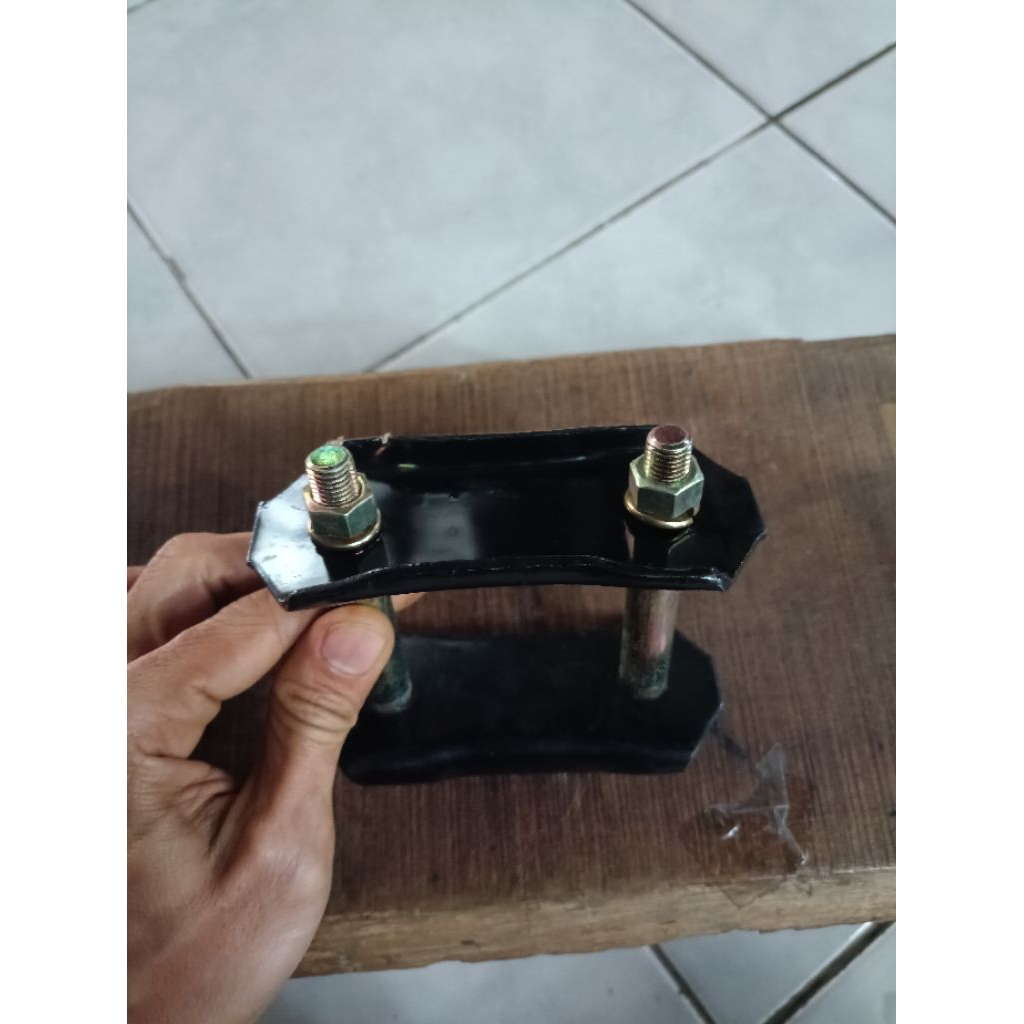 shakle spring anting braket gantungan per daun belakang mobil suzuki carry 1.0 ST100