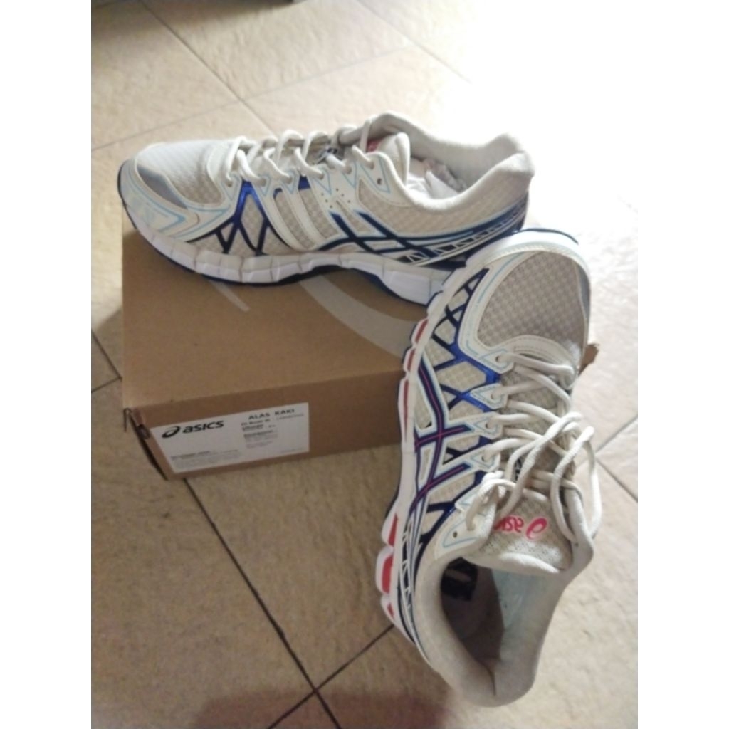 sepatu. bekas merk asics no 42