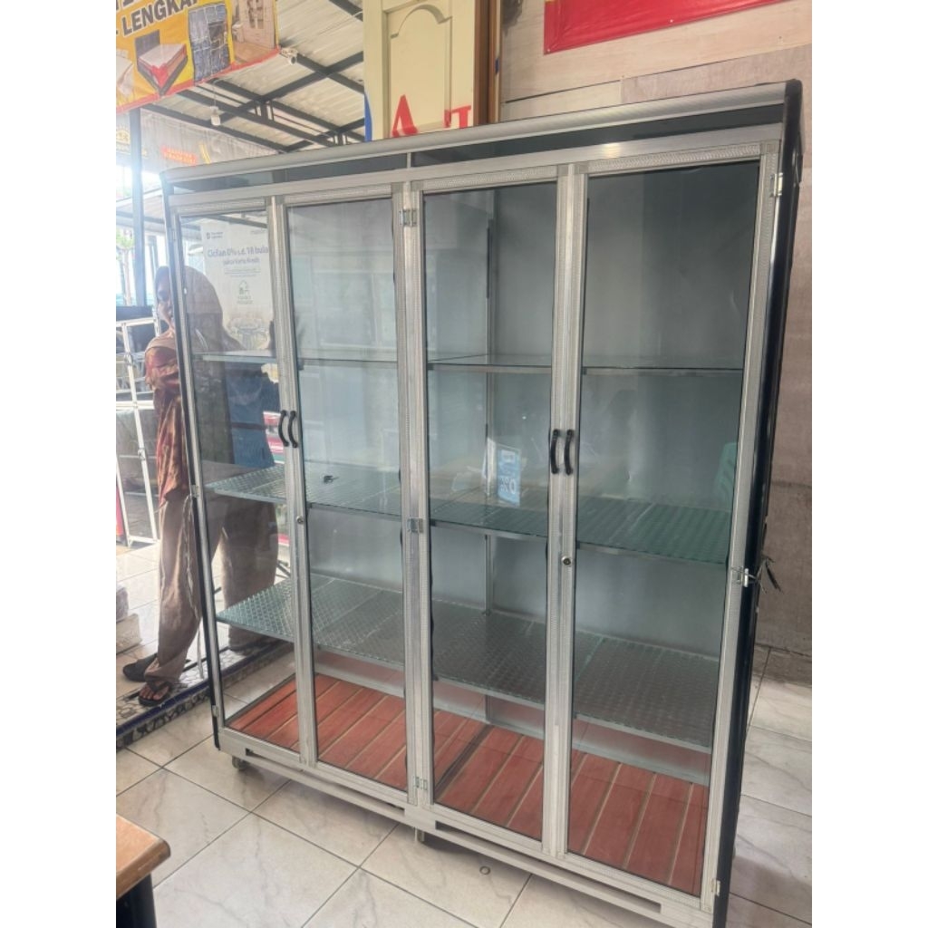 Lemari Kaca Hias 4 Pintu Roda