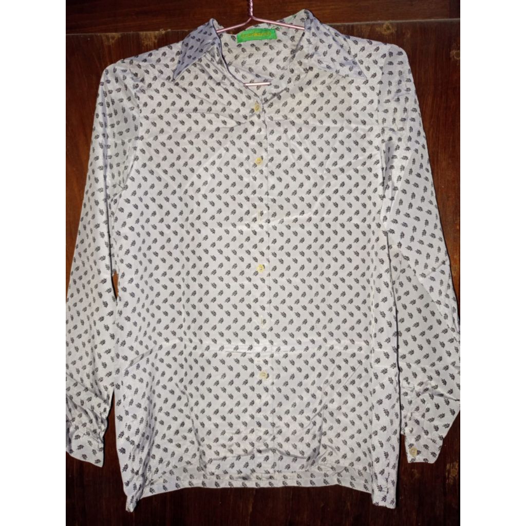 Pre-loved kemeja slik cacharel abu-abu printing daun kecil(pemakaian pribadi)