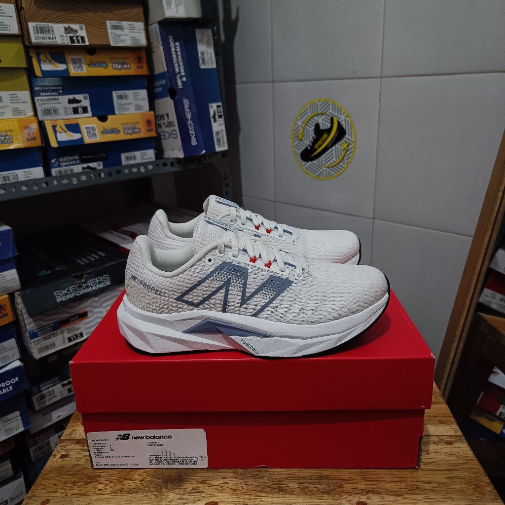 Sepatu Lari / Running Shoes - Nb Fuelcell Propel V5 White Women's