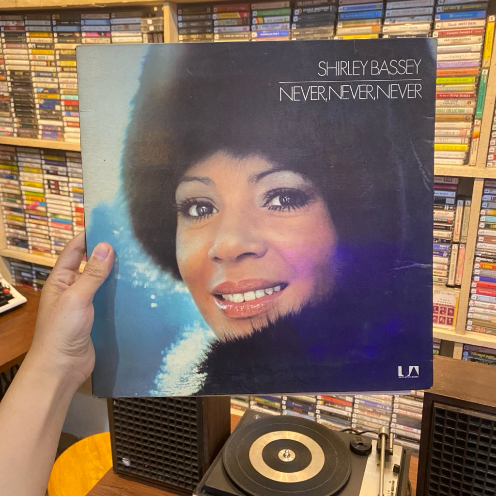 VINYL PIRINGAN HITAM SHIRLEY BASSEY - NEVER NEVER NEVER