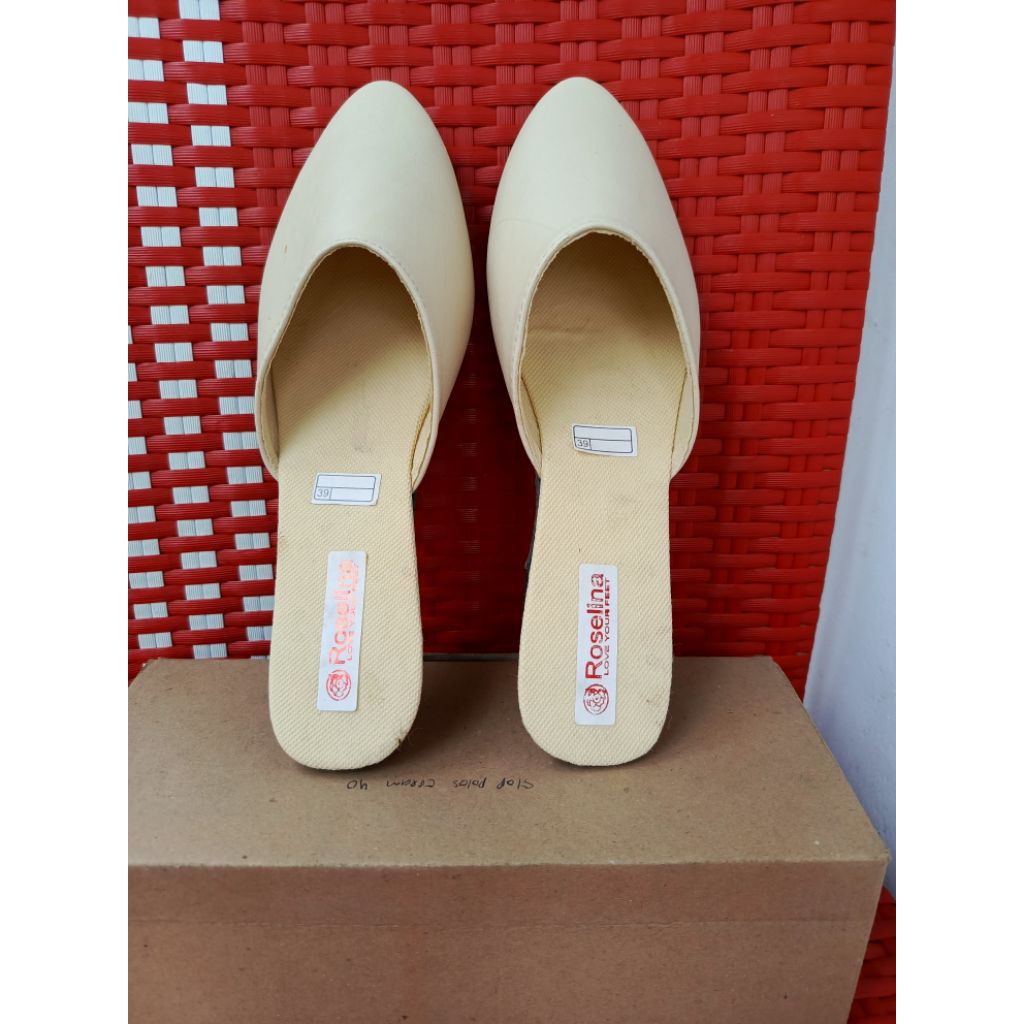 Sandal Slop Wanita Roselina warna cream Cocok untuk dipakai sehari-hari