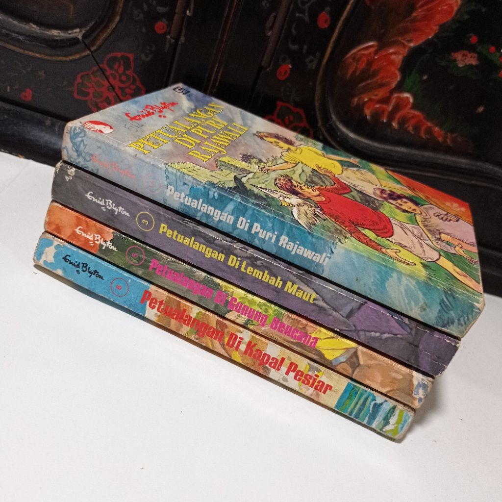 novel enid blyton seri petualangan