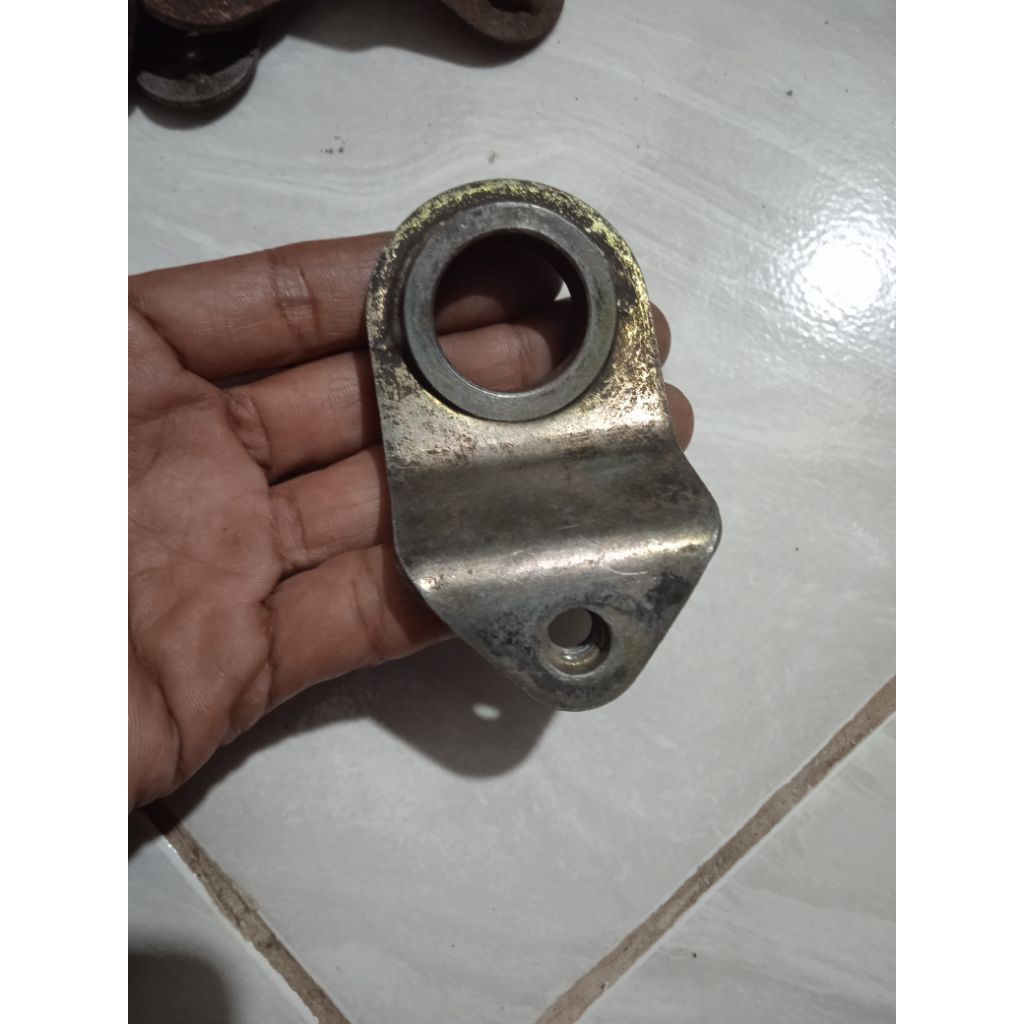 breket dudukan knalpot Suzuki Shogun 125sp original