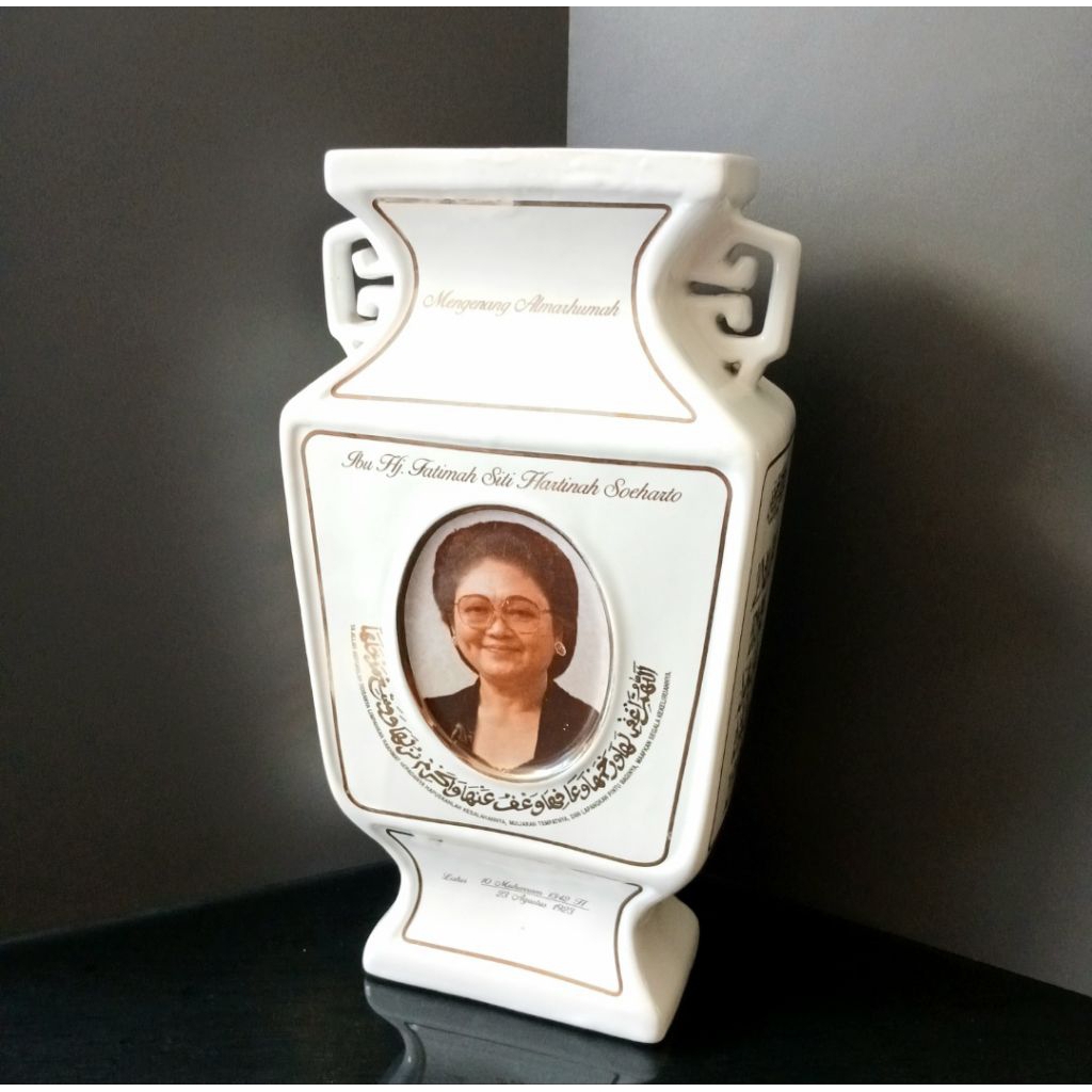 guci porselen vintage