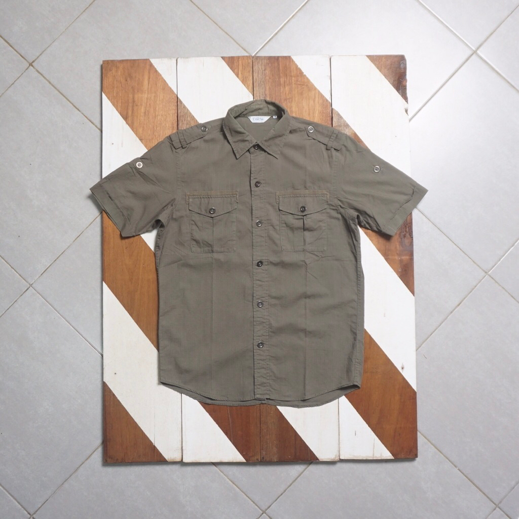 kemeja military uniqlo