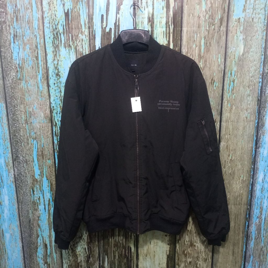 Jacket bomber UGIZ  keren mulus size M fit XL  ( P 73cm L 63cm)