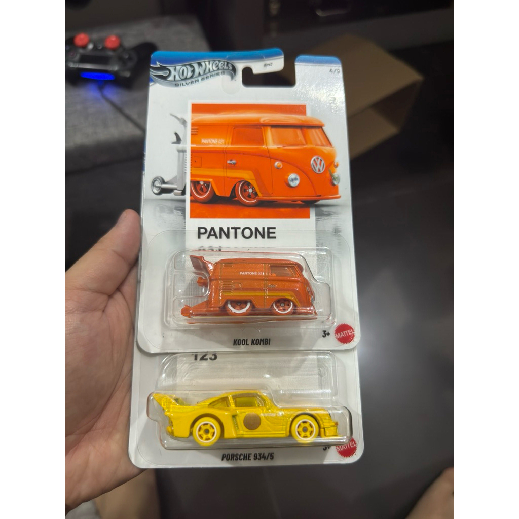 hot wheels kombi pantone dan porsche pantone