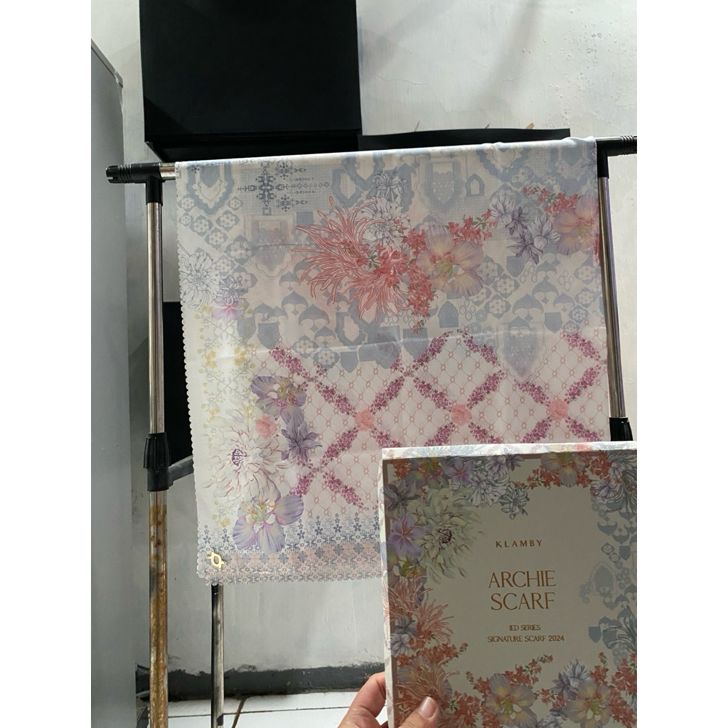 Archie scarf wearing klamby