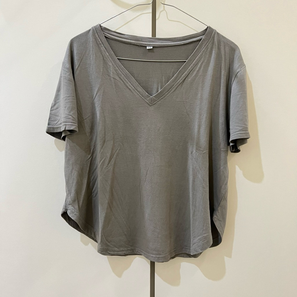 (PRELOVED) Kaos Wanita Abu-Abu Crop Top Polos V-Neck Lengan Pendek