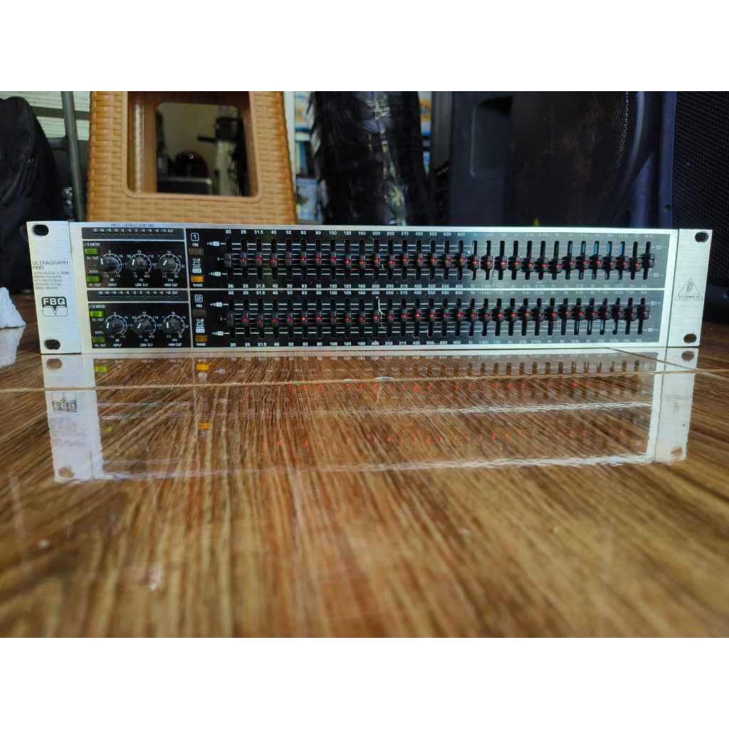 Equalizer Behringer FBQ3102 second original kluaran lama normal. Logo kuping lama