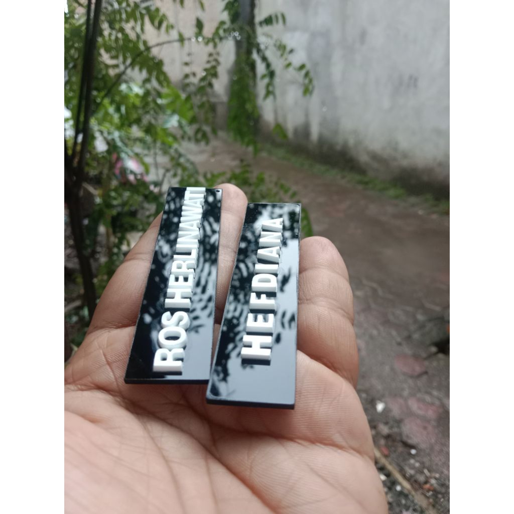 papan nama akrilik timbul