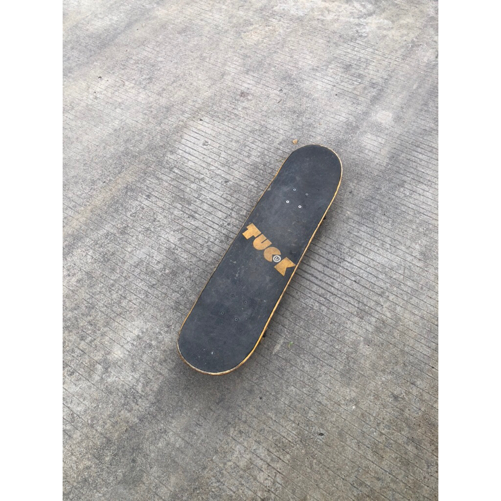 SKATEBOARD TUCK