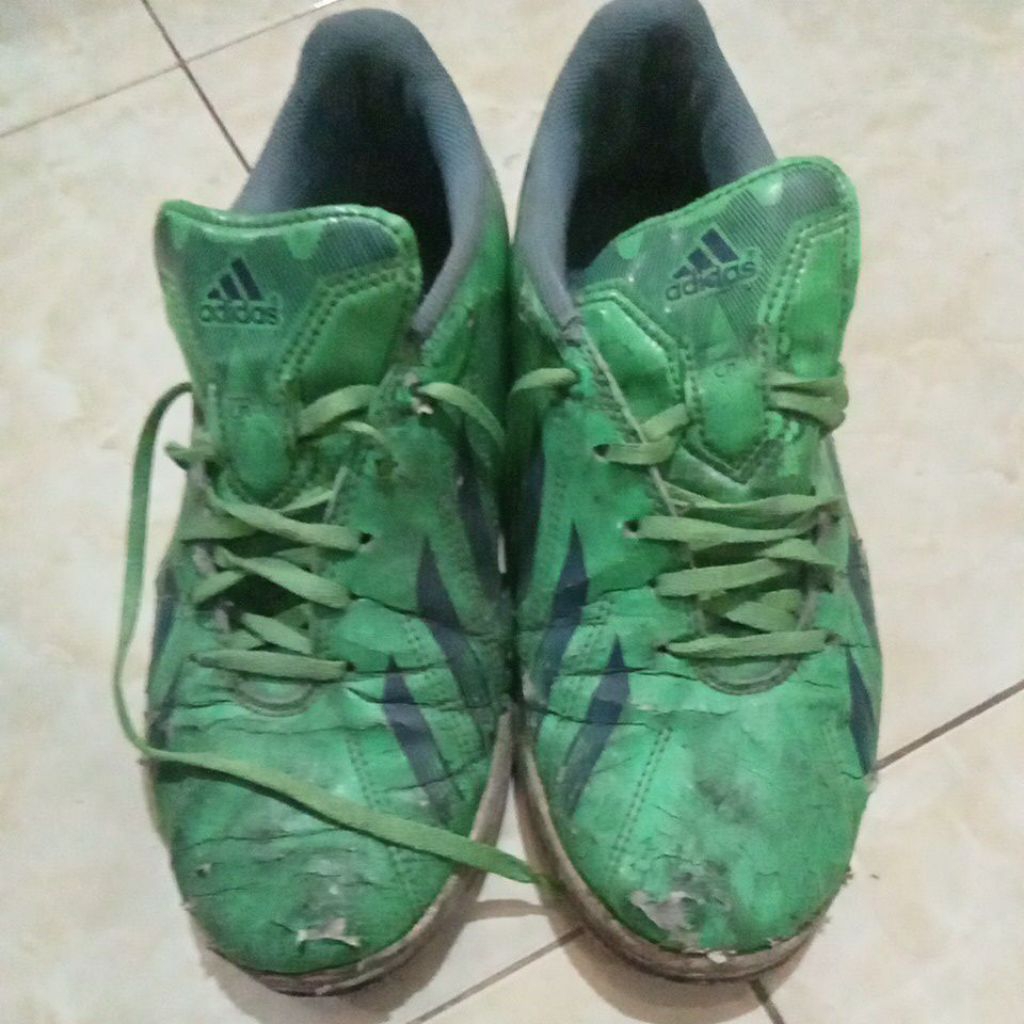 sepatu futsal Adidas f5 bekas