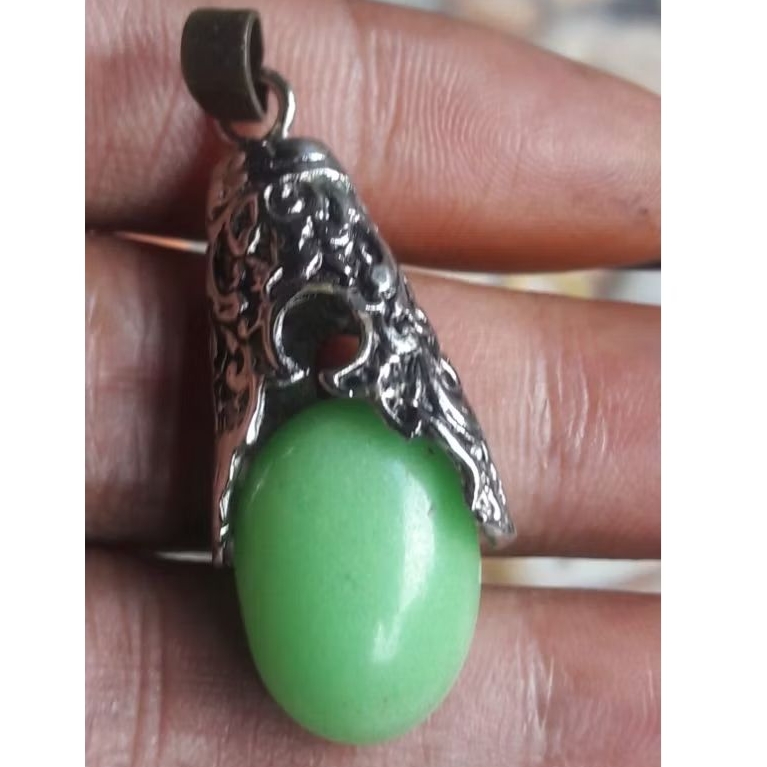 liontin batu fosfor nyala