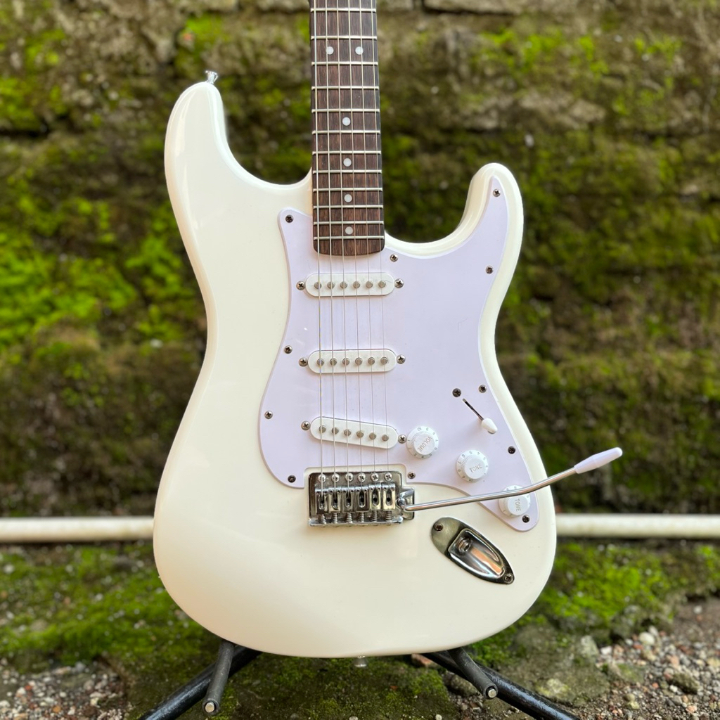 SQUIER BULLET STRATOCASTER MODIF 7 SOUND SECOND LIKE NEW ORIGINAL