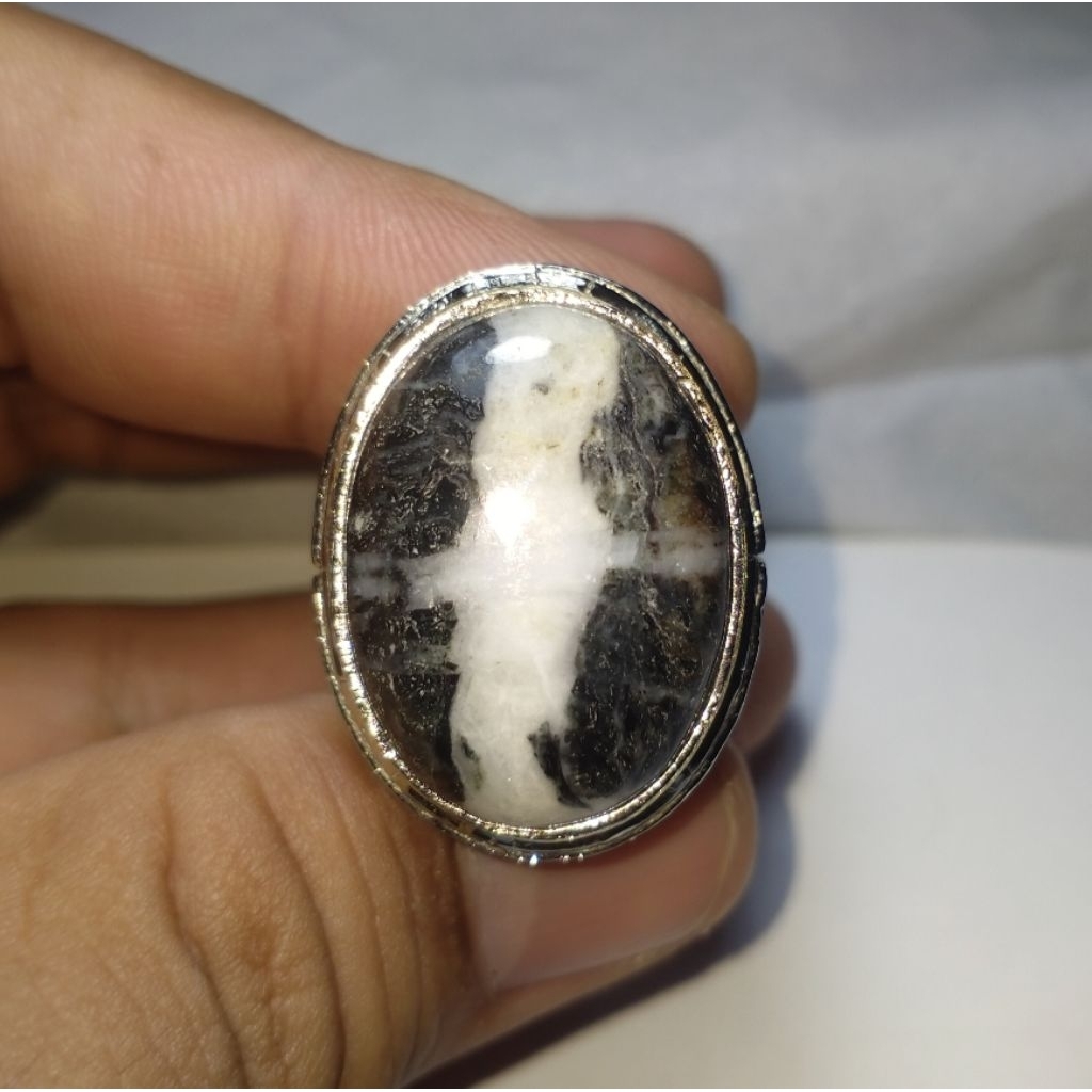 Batu tapak jalak badar besi